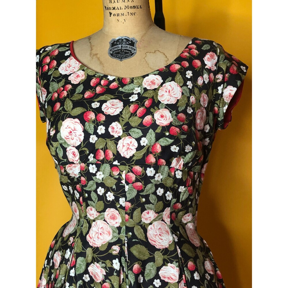 1990s ANNA SUI STRAWBERRY Roses Print Dress W/Red Tulle Underlay & Bow Back. M-L - Picture 5 of 10